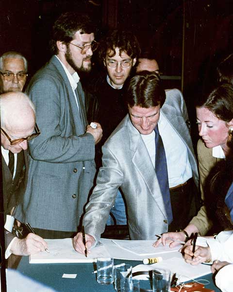 Dr Bernard Kouchner podpisuje Kartę Krakowską
